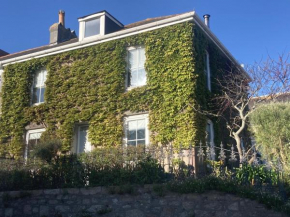 Artist's House - 5 bed-1 bath-3 shower-3 wc -sleeps 9